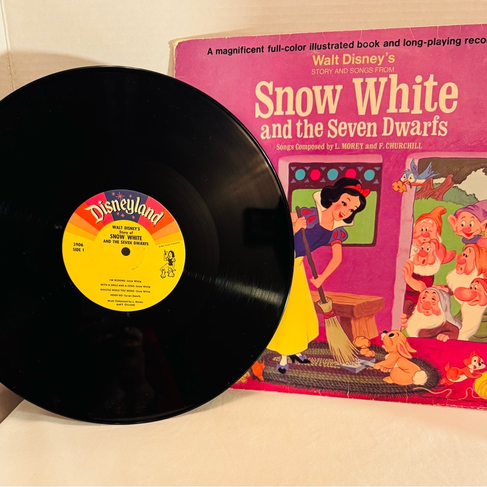 Disneyland Records Snow White and the Seven Dwarfs vinyl record - Vintage 1969